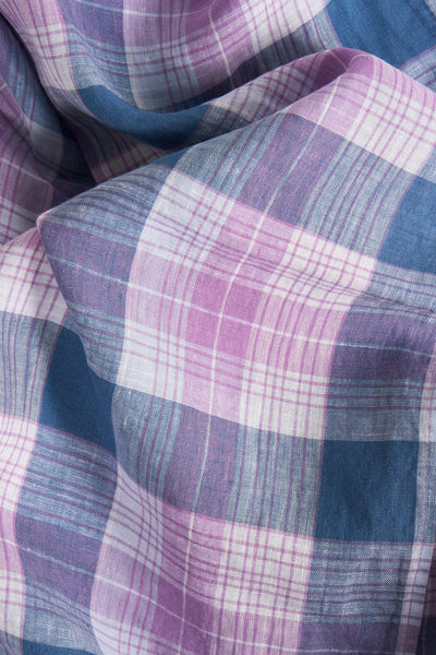 Foulard multicolore de FYNCH-HATTON avec motif à carreaux, plis et texture en tissu.