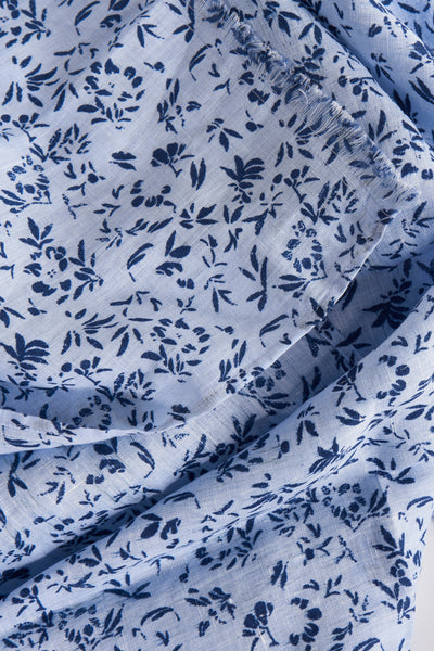 Blauwe sjaal van FYNCH-HATTON met marineblauw bloemenpatroon, gekreukte textuur en gerafelde rand.