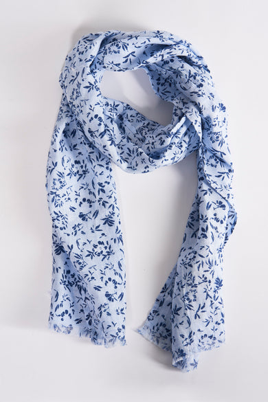 Blauwe sjaal van FYNCH-HATTON met een bloemenprint, gepresenteerd op een witte achtergrond.