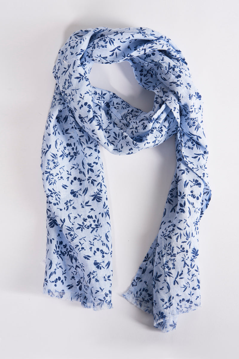 Blauwe sjaal van FYNCH-HATTON met een bloemenprint, gepresenteerd op een witte achtergrond.