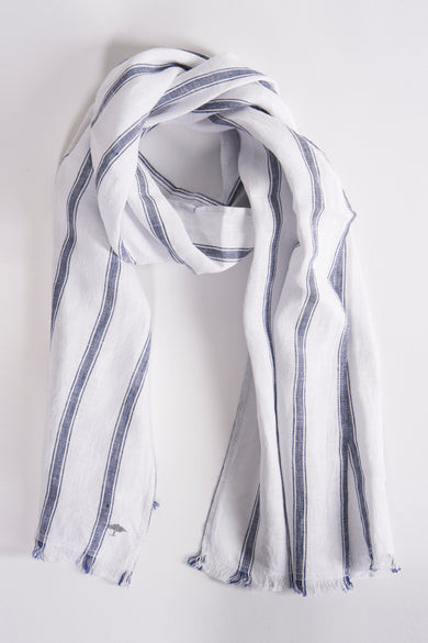 Foulard blanc rayé de FYNCH-HATTON, avec des franges décoratives et un motif discret d'arbre brodé.
