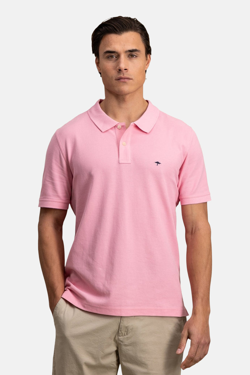 Polo-shirt met FYNCH-HATTON, gedragen met een beige short en informele schoenen.