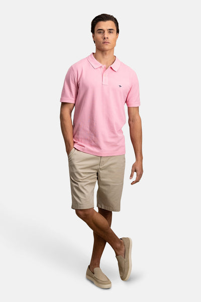 Polo-shirt met FYNCH-HATTON, gedragen met een beige short en slip-on schoenen.