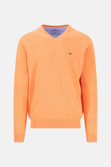 Pull à col en V orange de FYNCH-HATTON, avec petit logo discret sur la poitrine.