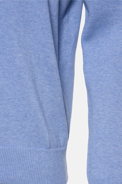 Pull à col en V bleu de FYNCH-HATTON, en tricot fin avec bordures côtelées.