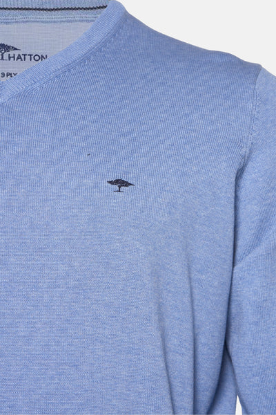Blauwe V-kragenjas van FYNCH-HATTON met discreet geborduurd logo op de borst.