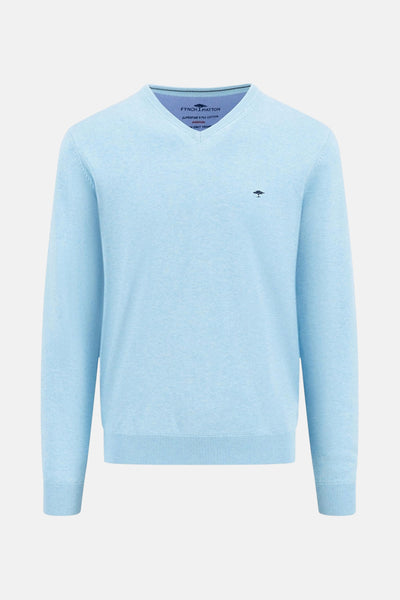 Pull à col en V bleu de FYNCH-HATTON, en maille fine avec un logo brodé discret.