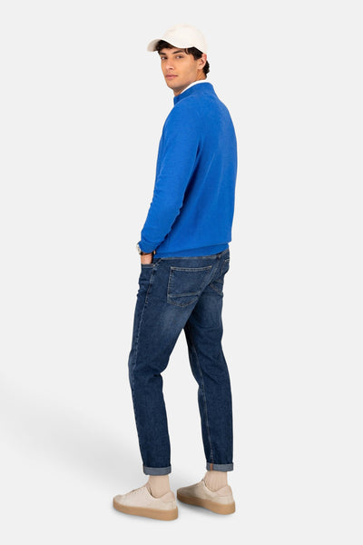 Gilet bleu de FYNCH-HATTON, porté avec un jean et des baskets couleur crème.