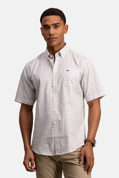 Rood overhemd met korte mouwen van FYNCH-HATTON met een geometrisch patroon en een beige broek.
