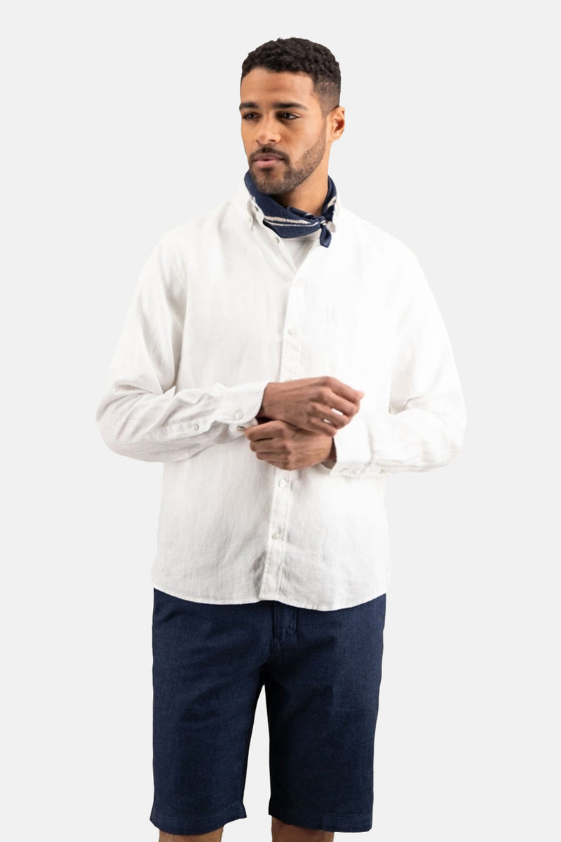 Wit overhemd met lange mouwen van FYNCH-HATTON, gedragen met een marineblauwe korte broek en witte sneakers, van achteren gezien.