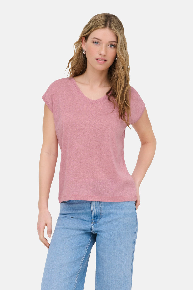 Top met korte mouwen roze van ONLY, gedragen met een wijde blauwe jeans en witte pumps.