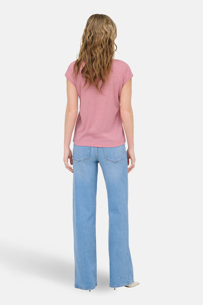 Top met korte mouwen roze van ONLY, gedragen met een lichtblauwe wijde jeans en witte hakken, achtergezicht.