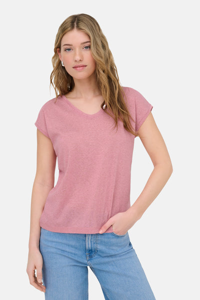 Top met korte mouwen roze van ONLY, gedragen met een lichtblauwe jeans.