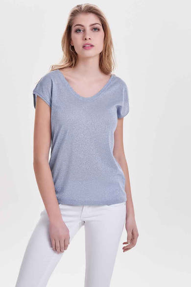 Blauw T-shirt met korte mouwen van ONLY, gedragen met een effen witte jeans, achtergezicht.