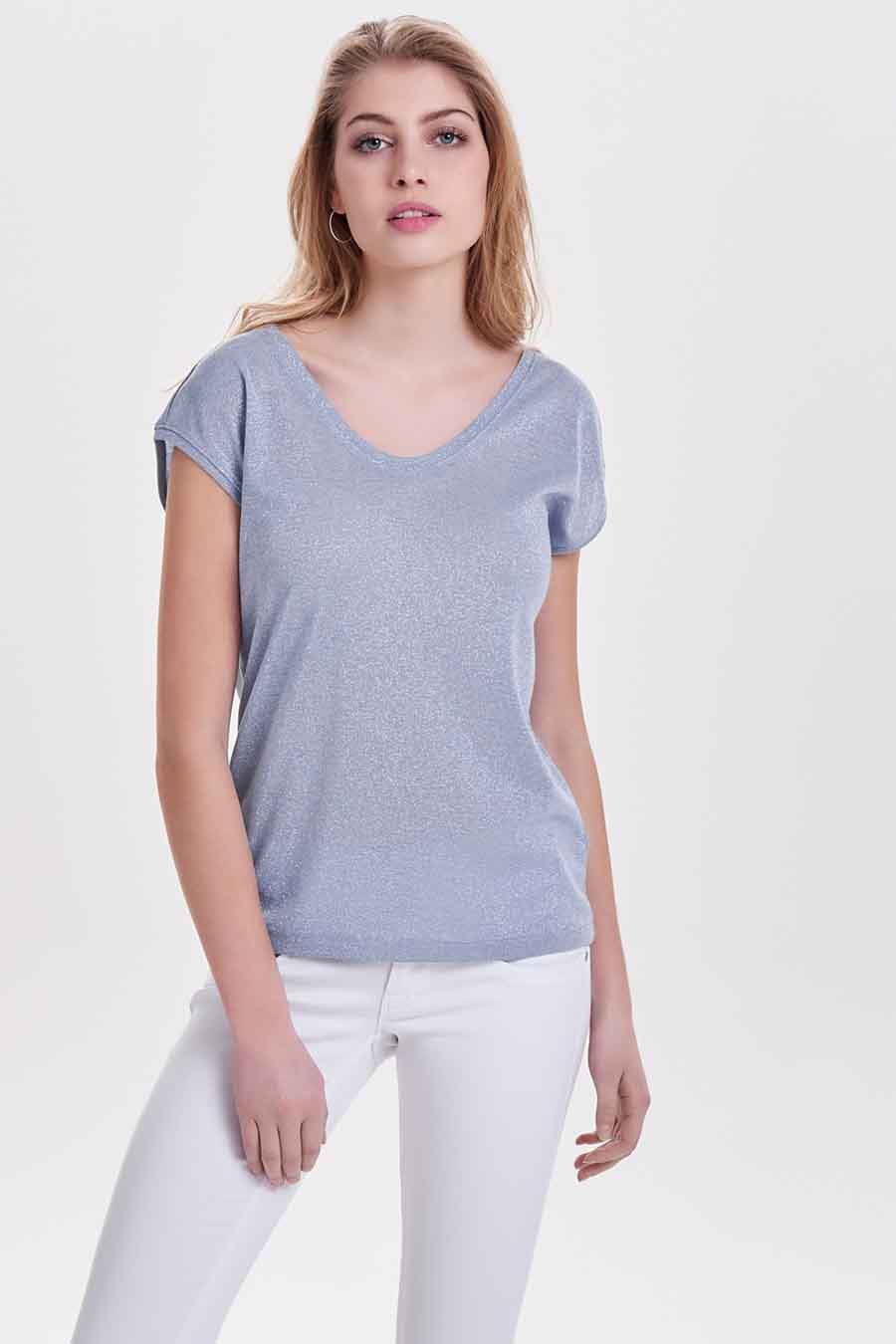 Blauw T-shirt met korte mouwen van ONLY, gedragen met een effen witte jeans, achtergezicht.