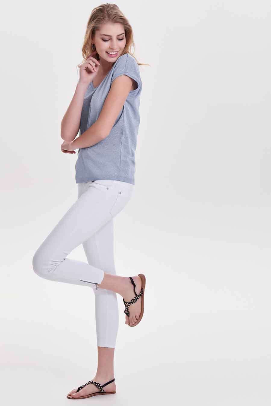 Effenchemise met korte mouwen in effen blauw van ONLY®, gedragen met een witte jeans en gevlochten sandalen.