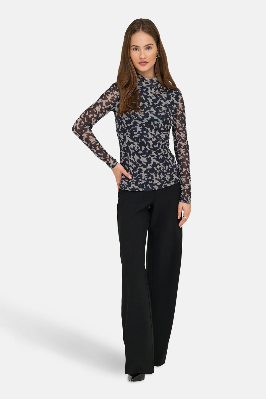 Multikleuren coltrui van ONLY, met abstract patroon, gedragen met een zwarte broek met wijde pijpen.