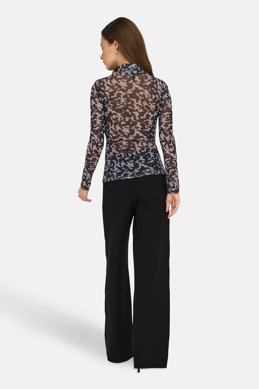 Multikleuren coltrui van ONLY, met abstract patroon en gedragen met een wijde zwarte broek.