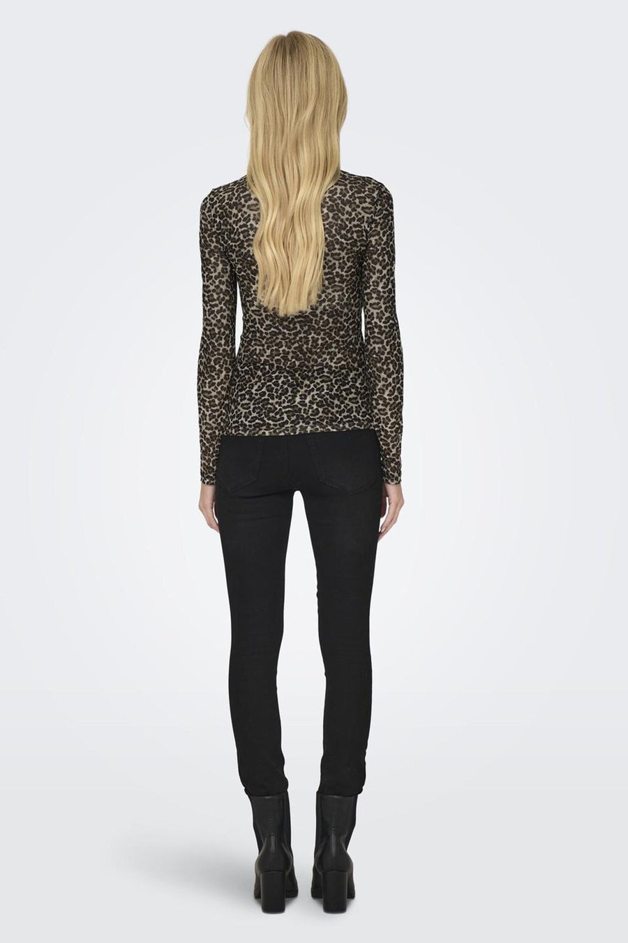 Pull col montant brun de ONLY®, motif léopard sur le haut, porté avec un jean noir et des bottes.

