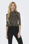 Pull col montant brun de ONLY®, à motif léopard et manches trois-quarts, porté avec un pantalon noir.
