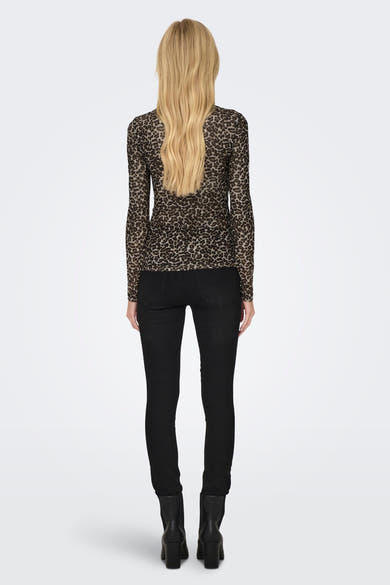Pull col montant brun de ONLY, à motif léopard, porté avec un pantalon noir et des bottes à talons.
