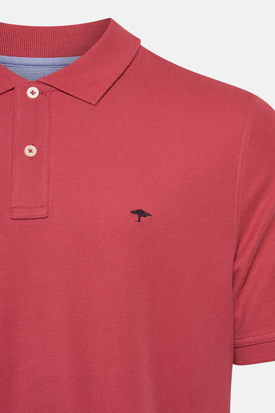 Polo bordeaux à manches courtes de FYNCH-HATTON avec boutons blancs et logo arbre brodé.