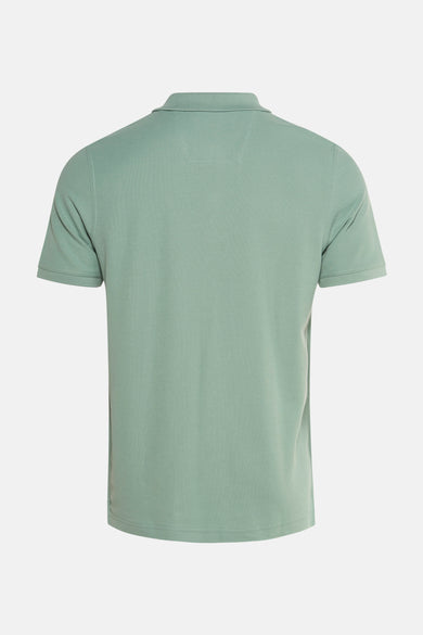 Groen poloshirt met korte mouwen van FYNCH-HATTON, achterkant op effen achtergrond.