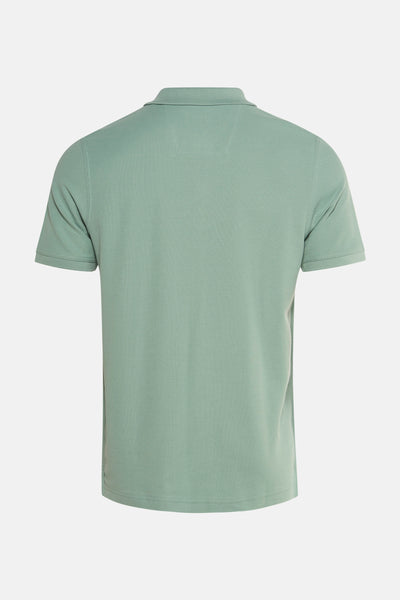 Groen poloshirt met korte mouwen van FYNCH-HATTON, achterkant op effen achtergrond.