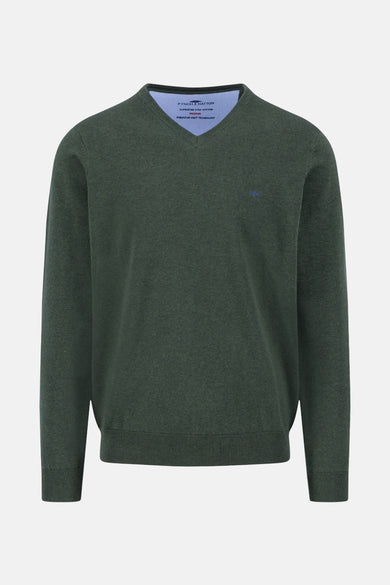 Pull à col en V vert de FYNCH-HATTON, en maille fine, avec un petit logo brodé.
