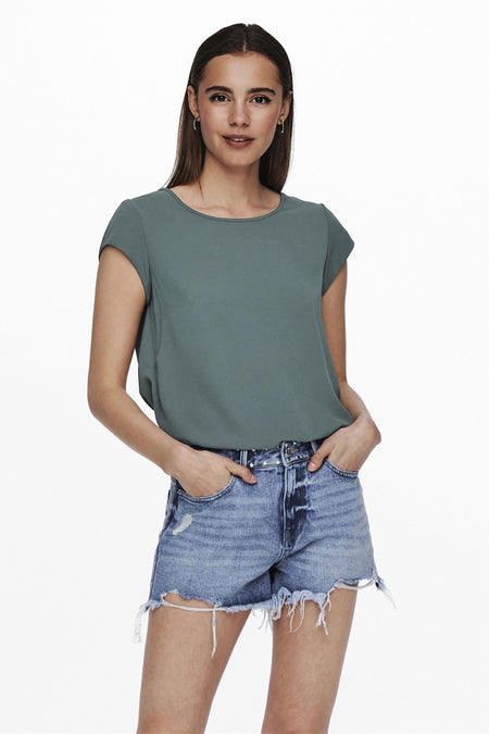 Groen T-shirt met korte mouwen van ONLY, gedragen met een uitgewassen en versleten spijkerbroek met korte pijpen