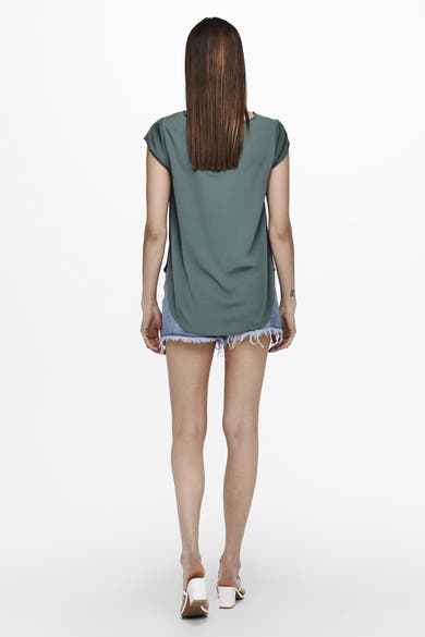 Chemisier vert à manches courtes de ONLY, avec des détails de style décontracté et un ourlet asymétrique.