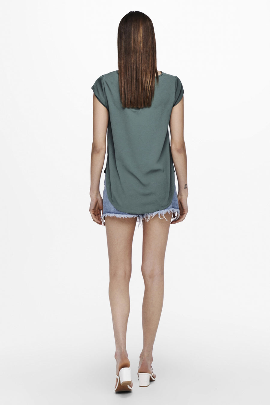 Chemisier vert à manches courtes de ONLY, avec des détails de style décontracté et un ourlet asymétrique.