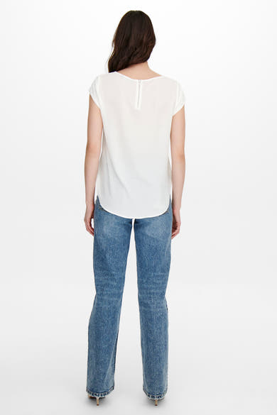 Ecru blouse met korte mouwen van ONLY, met ritssluiting aan de achterkant, gedragen met een blauwe jeans.