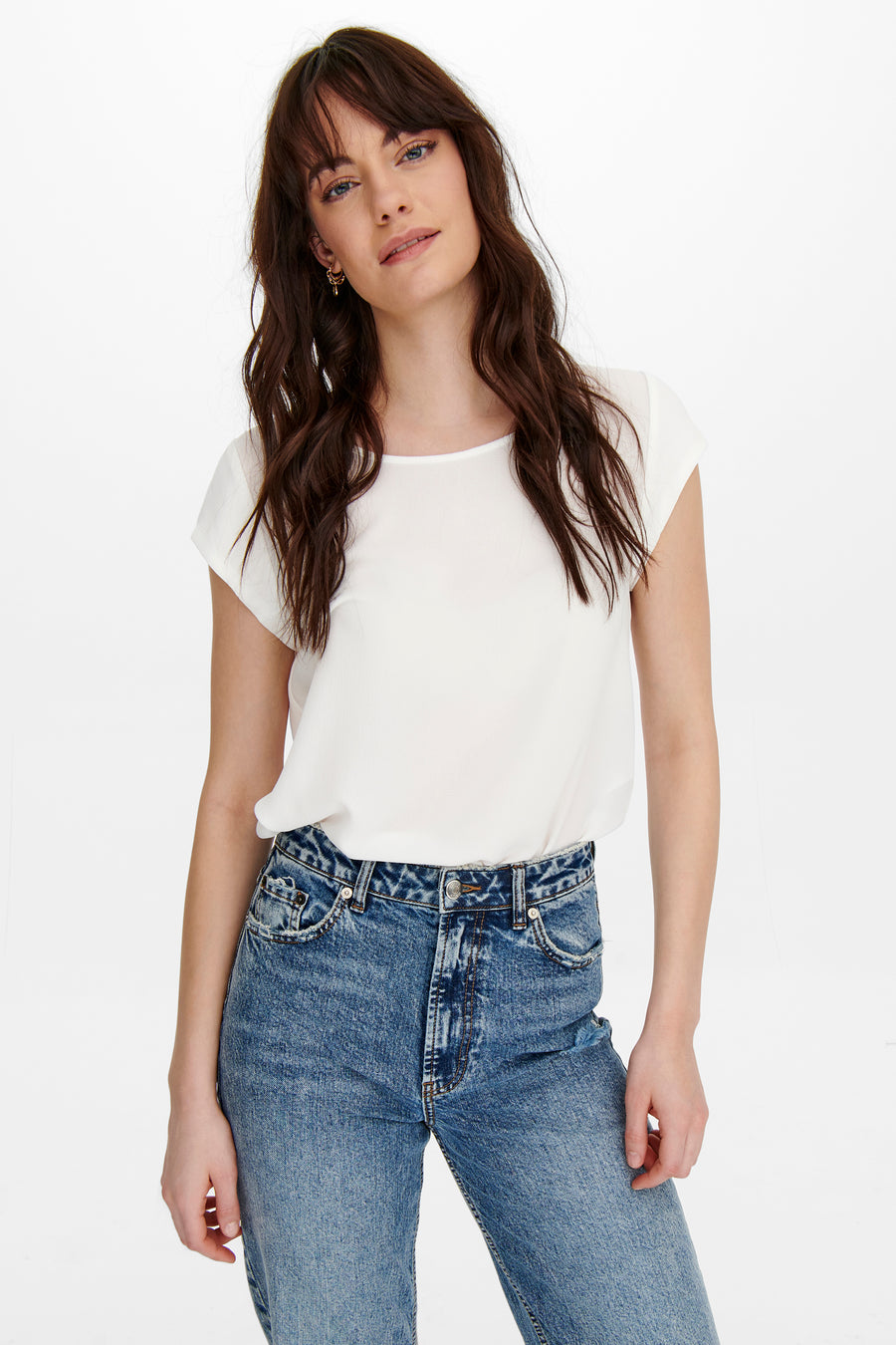 Ecru blouse met korte mouwen van ONLY®, gedragen met een hoge taille spijkerbroek in het blauw.