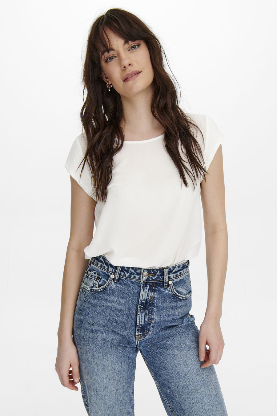 Ecru blouse met korte mouwen van ONLY, gedragen met een lichtblauwe spijkerbroek