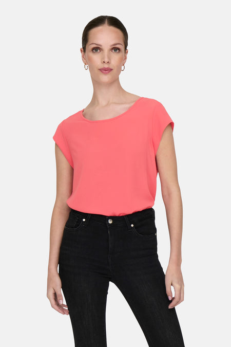 Oranje blouse met korte mouwen van ONLY, gedragen met een zwarte high-waist jeans en gouden oorbellen.