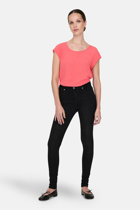 Oranje blouse met korte mouwen van ONLY, gedragen met een zwarte jeans en ballerina's.