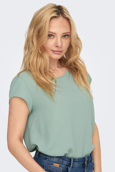 Blouse vert clair à manches courtes de ONLY, portée avec un jean en denim bleu