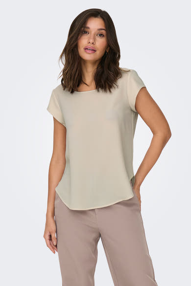 Chemisier beige à manches courtes de ONLY, porté avec un pantalon taupe.
