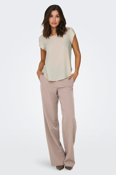 Beige blouse met korte mouwen van ONLY, gedragen met een poederroze pantalon.