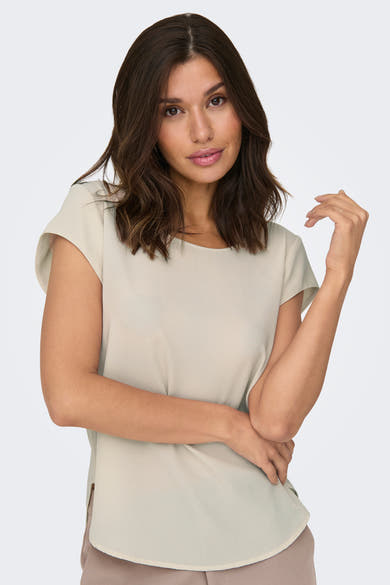 Blouse à manches courtes beige de ONLY®, avec une texture subtile et un ourlet arrondi.