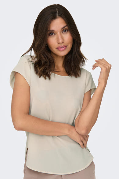 Blouse beige à manches courtes de ONLY, avec une texture subtile et un ourlet arrondi.