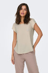 Blouse à manches courtes beige de ONLY, avec ourlet arrondi et pantalon taupe assorti.