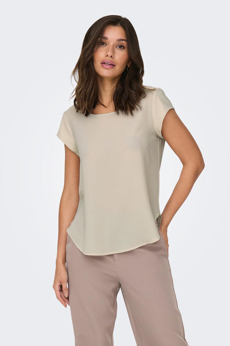Blouse à manches courtes beige de ONLY, avec ourlet arrondi et pantalon taupe assorti.