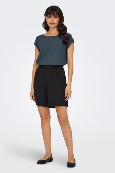 Blauwe blouse met korte mouwen van ONLY, met zilveren ritssluiting aan de achterkant, gedragen met een zwarte korte broek.