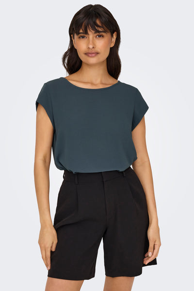 Blouse met korte mouwen blauw van ONLY, gedragen met een zwarte broek met hoge taille.