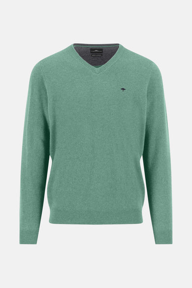 Pull col V vert de FYNCH-HATTON, en cachemire fin, avec un petit logo brodé.