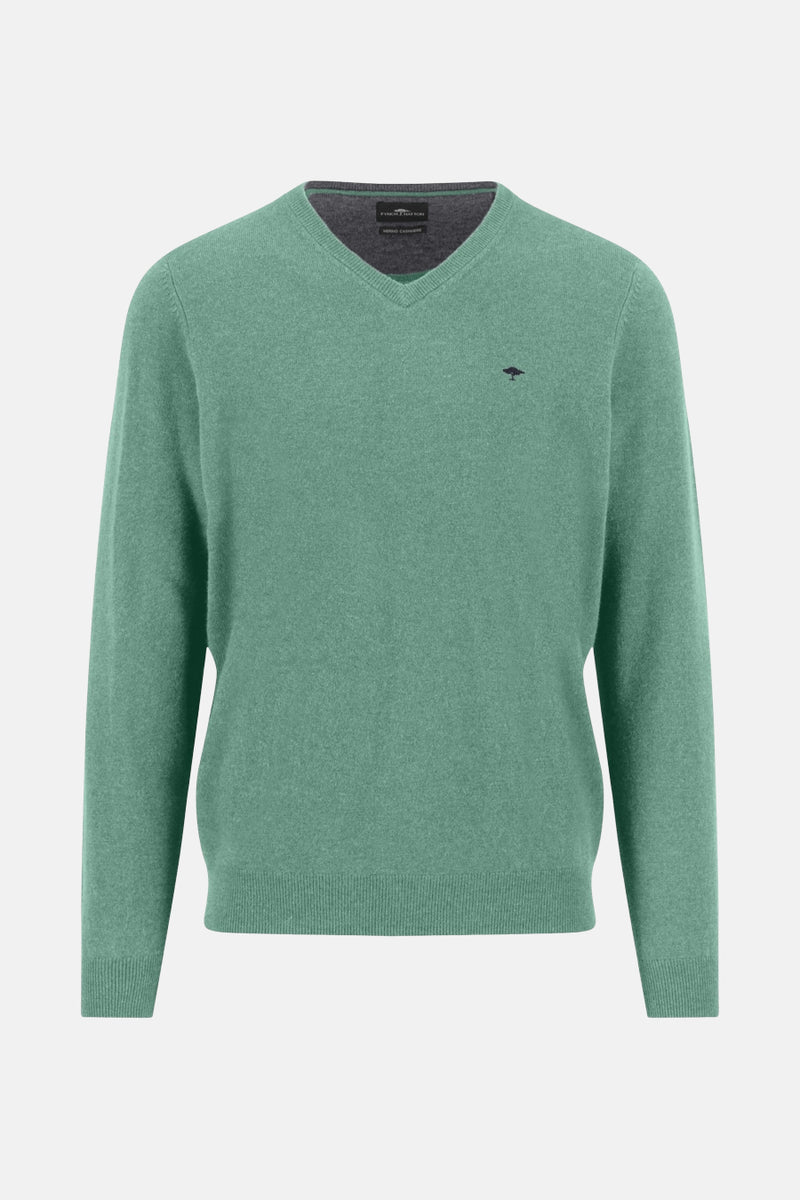 Pull col V vert de FYNCH-HATTON, en cachemire fin, avec un petit logo brodé.