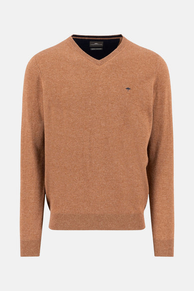 Pull à col en V orange de FYNCH-HATTON, avec un petit logo brodé sur la poitrine.