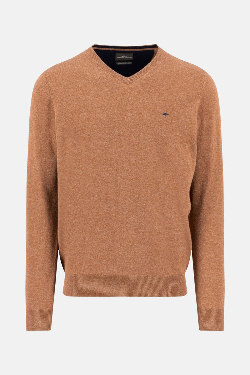 Pull à col en V orange de FYNCH-HATTON, avec un petit logo brodé sur la poitrine.